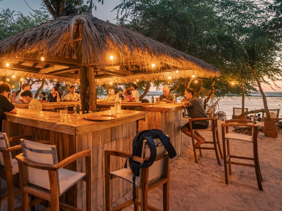 Strandbar bij zonsondergang